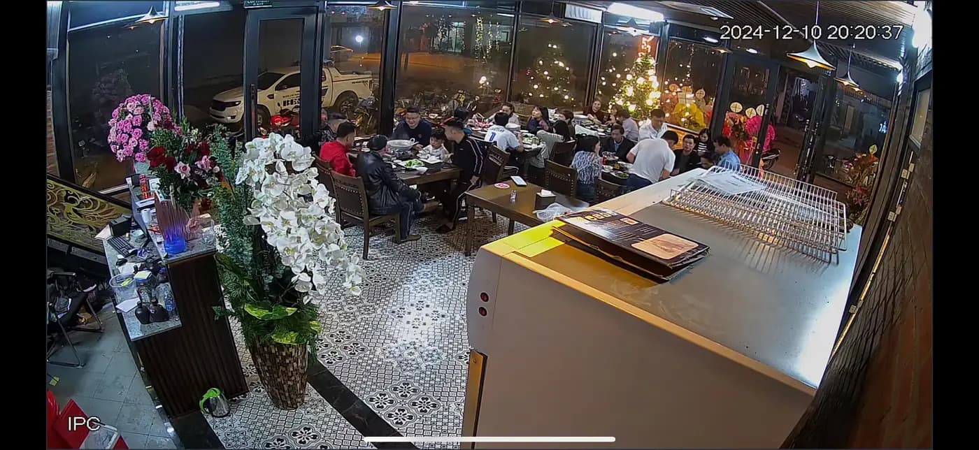 Khách ngồi kín khu bàn ghế phía mặt kính của Ngựa Tây Bắc Lập Thạch